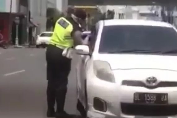 Screenshoot Video Diduga Polisi Melakukan Pungli dan Perbuatan tidak menyenangkan