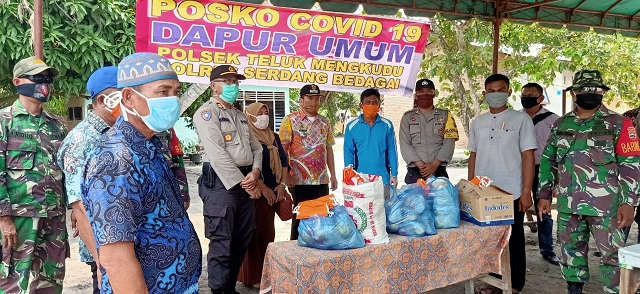 Polres Serdang bedagai membagikan total 465 nasi bungkus kepada masyarakat terdampak penyebaran virus Corona (Covid-19) di wilayah hukum Polres Serdang Bedagai, Kamis (16/04/2020)