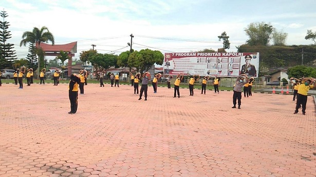 Polres Toba menggelar olahraga bersama. Bertempat di Lapangan Mapolres Toba,Jumat (03/04/2020) sekitar pukul 08.00 WIB Pagi hari