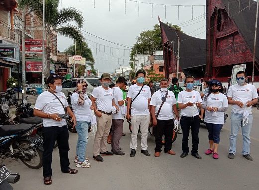 LSM dan Jurnalis Toba juga telah melakukan pembagian masker gratis di Balige