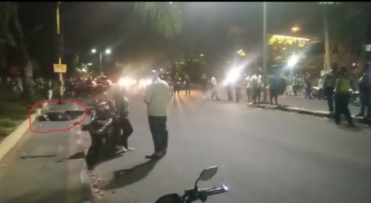 pengendara sepeda motor tergeletak di di atas trotoar Jl. Letjen Suprapto dekat simpang Jl. Multatuli Medan, Minggu (12/4/2020)