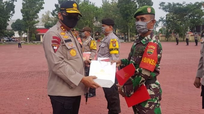 Kapolda Sumut Irjen. Pol. Drs. Martuani Sormin Siregar, M.Si. Beri Penghargaan Kepada Serda Himawan Babinsa Koramil 13/Porsea