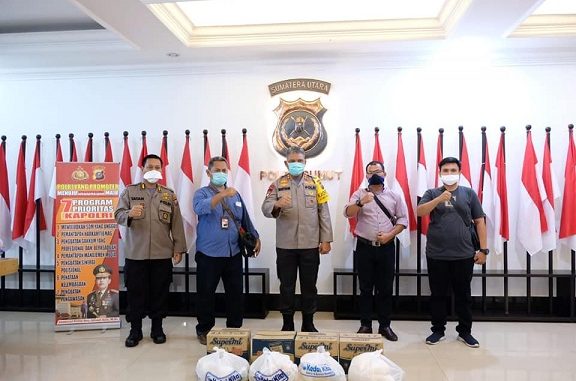 Polda Sumut memberikan bantuan sembako kepada para jurnalis bertempat di Lobby Adhi Pradana Mapolda Sumut, Senin (06/04/2020)