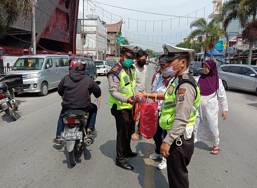 Polsek Balige bersama personel Lalu lintas membagikan Masker gratis yang di pelopori oleh KMDT ( Komite Masyarakat Danau Toba ), Selasa (16/4/2020) sekitar pukul 10.00 wib