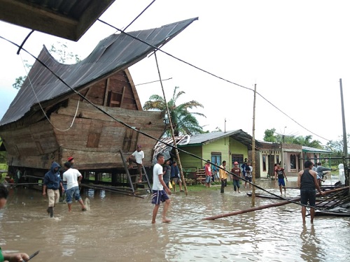 Hujan Es di sertai angin kencang kembali menerjang di Kecamatan Laguboti Kabupaten Toba, Sumatera Utara pada hari Minggu (12/04/2020) sekitar pukul 14.35 WIB petang hari.