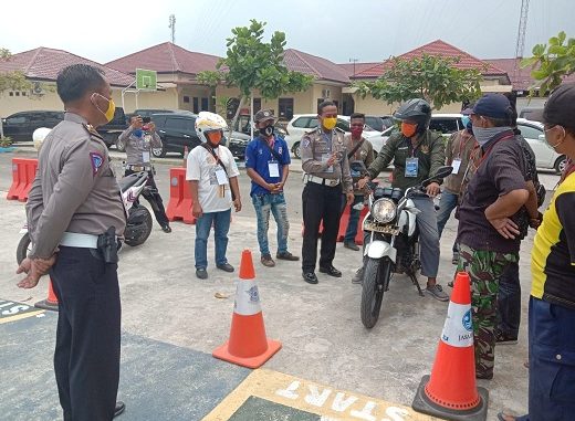 pelatihan safety driving dan safety ridding terhadap 26 orang supir angkot dan abang becak bertempat di lapangan praktek uji Sim Polres Serdang Bedagai, Kamis (16/04/2020)