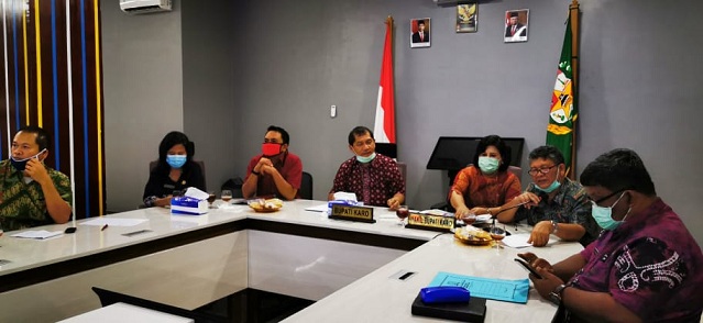 ket foto :Karo terus mengupayakan dan membuat inovasi dan terobosan dalam menyajikan informasi guna mengedukasi dan menghimbau tata cara mencegah penyebaran Covid-19, melalui sarana media cetak, media elektronik dan medsos. foto terkelinbukit.