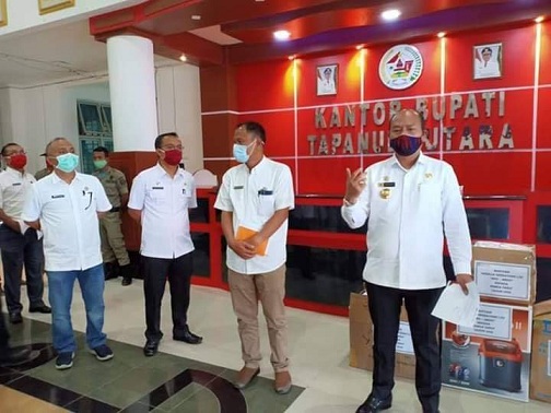 Bupati Tapanuli Utara Drs. Nikson Nababan, M.Si di dampingi Kadis Kesehatan gelar konferensi pers untuk menjawab informasi yang beredar adanya pasien dari Taput positif Covid-19, Rabu (08/03/2020).