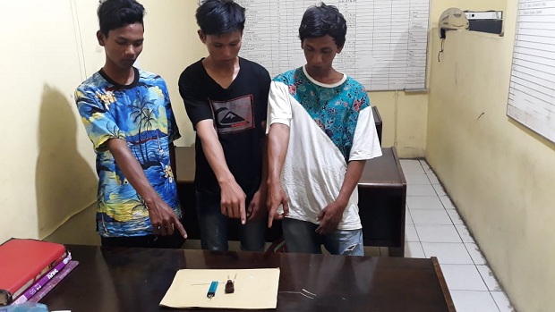 R alias Man (24), RN alias Roni (20) , Yudi alias Putra (18) beserta barang bukti di bawa ke Mapolsek Purba