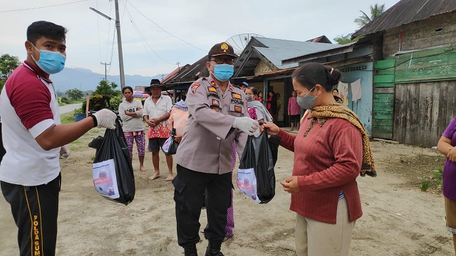 Wakapolres Toba Kompol J Panjaitan SH,MH memberikan bantuan sembako kepada masyarakat