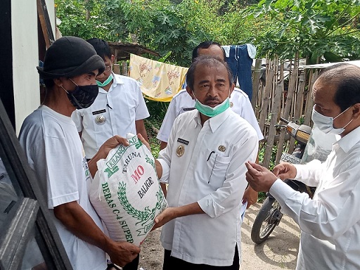 Wakil Bupati Toba Serahkan bantuan secara langsung kepada masyarakat Balige