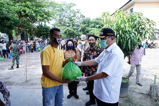 Ir. H. Umar Zunaidi Hasibuan, MM meninjau langsung pembagian sembako gratis