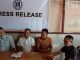 Nofri Hendri didampingi Direktur YLBH Cakrawala Nusantara Indonesia (YLBH-CNI) Kabupaten Batu Bara Jamal Setiawan pada press releasenya di markas Wappres di Lima Puluh, Senin 13/4/2020