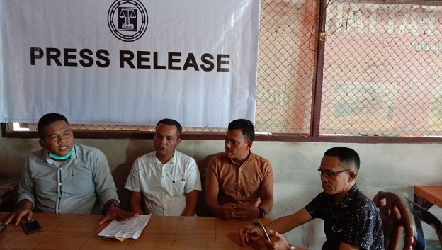 Nofri Hendri didampingi Direktur YLBH Cakrawala Nusantara Indonesia (YLBH-CNI) Kabupaten Batu Bara Jamal Setiawan pada press releasenya di markas Wappres di Lima Puluh, Senin 13/4/2020