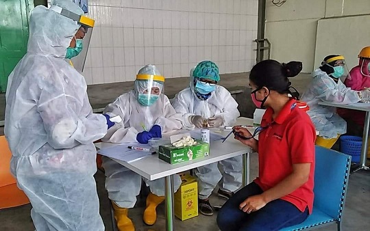 Gugus Tugas Percepatan Penanganan COVID-19 Kota Medan melakukan rapid test kepada seluruh pegawai, Supermarket Berastagi medan, Selasa (19/5).