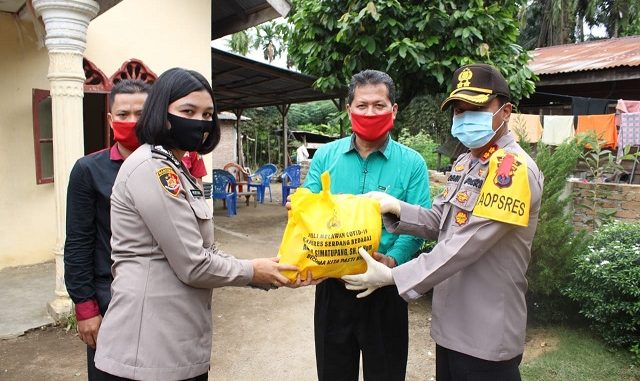 Polres Serdang Bedagai memberikan bantuan 500 paket sembako dan Masker kepada Pengurus Gereja-Gereja Pentakosta Indonesis Se-Kabupaten Serdang Bedagai Minggu (10/05/2020) sekira pukul 14.00 WIB.