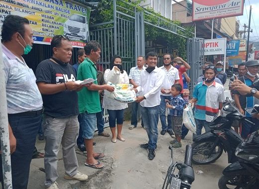 Tonny M. Simanjuntak. SE membagikan paket sembako kepada agen dan kantor perwakilan Transportasi pengangkutan umum yang ada di Balige . Kamis,(07/05/2020).