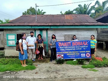 Alumni SMA negri 1 Tanah jawa angkatan 2002 melakukan giat bagi sembako buat masyarakat yang tidak mampu (Sabtu 15 mei 2020).