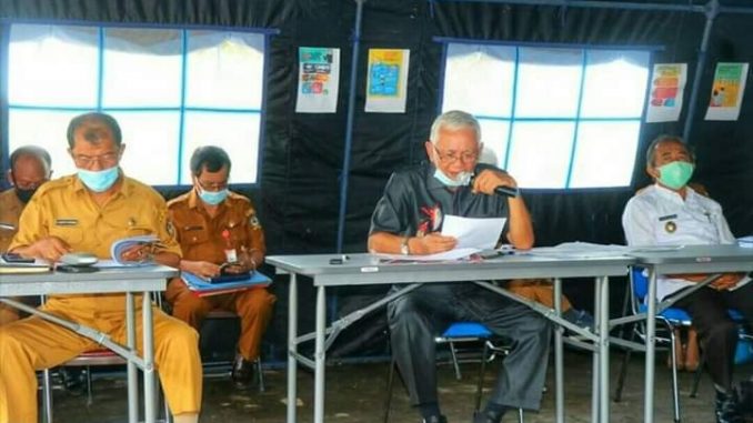 Bupati sekaligus Ketua Gugus Tugas Ir.Darwin Siagian, Wakil Bupati Hulman Sitorus, Humas Gugus Lalo Simanjuntak dan Robinson Siagian, Kadis Keuangan Ganyang Situmorang