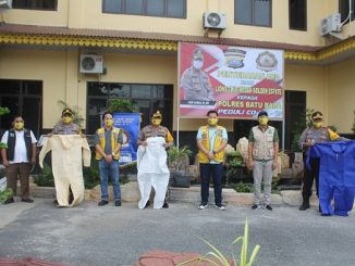 Kapolres Batu Bara AKBP Ikhwan Lubis menerima bantuan Alat Pelindung Diri (APD) dan sembako yang diberikan Yayasan Lion Club Goldent Estate Medan, Sabtu 2/5/2020 di Mapolres, Lima puluh.