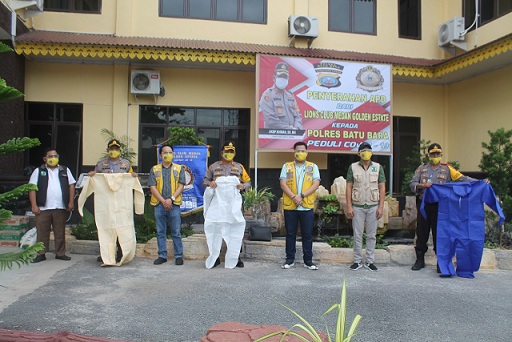 Kapolres Batu Bara AKBP Ikhwan Lubis menerima bantuan Alat Pelindung Diri (APD) dan sembako yang diberikan Yayasan Lion Club Goldent Estate Medan, Sabtu 2/5/2020 di Mapolres, Lima puluh.