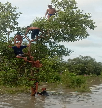 Sejumlah Anak-anak Tampak Asik Bermain di Lokasi Air Pasang Surut Laut