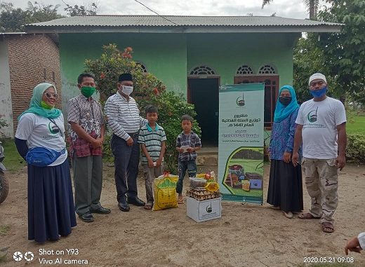 Wakil Bupati Serdang Begadai H Darma Wijaya bersama Yayasan Arrisalah Alkhairiyah berbagi rezeki dengan anak anak Yatim dan Panti Jompo Nurul Jannah Werdha Paya Nibung I, Desa Sei Buluh Kecamatan Teluk Mengkudu. (Kamis, 21/5/2020).