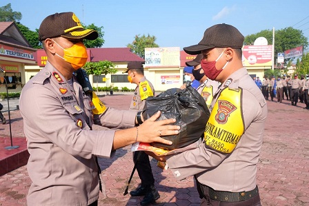 Kapolres Tanjungbalai AKBP Putu Yudha Prawira. S,I,K. MH, Menyaluran paket sembako kepada masyrakat , Jumat (15/05/2020)