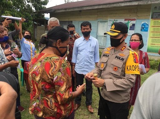 Kapolres Tobasa AKBP Akala Fikta Jaya S.IK hadir di tengah masyarakat Hutanamora Kecamatan Silaen Kabupaten Toba.