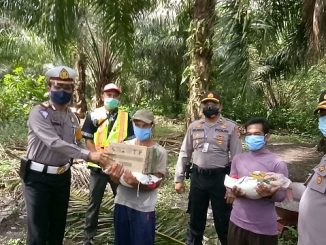 Kapolres Batu Bara AKBP Ikhwan Lubis didampingi Kabag Sumda, Kompol Sri Pinem, Kordinator KSJ, Ahmad Yani SH menyambangi puluhan buruh tani, menyerahkan paket sembako di Desa Air Hitam, Kecamatan Datuk Lima Puluh, Batu Bara Sumatera Utara, Jumat 8/5/2020.