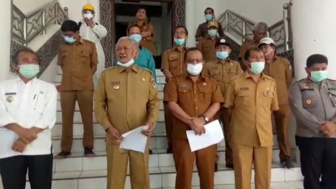 Bupati Toba Di hadapan wartawan di kantor bupati pada Senin sore (11/05/2020),