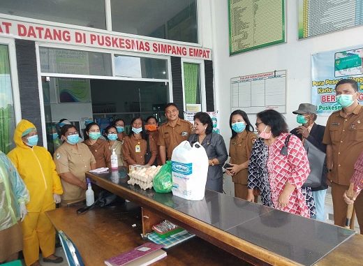 Ket foto: Wakil Bupati karo, Cory, s, sebayang saat memberikan bantuan di beberapa Puskesmas di kab karo, foto terkelin bukit.