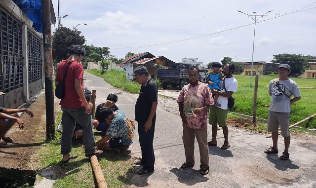 Aktivitas warga sekitar saat mendirikan portal pembatas, Rabu (13/5/2020)