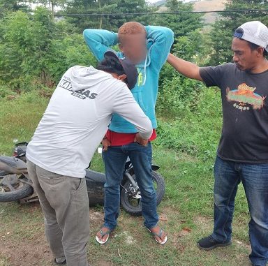 HS di ringkus Tim Opsnal Satres Narkoba Polres Dompu dari tepi jalan lintas Dompu - Sumbawa Dusun Mustika Desa Banggo Kecamatan Manggelewa Kabupaten Dompu, NTB, Jumat (29/5/2020) sekira pukul 17.00 Wita.