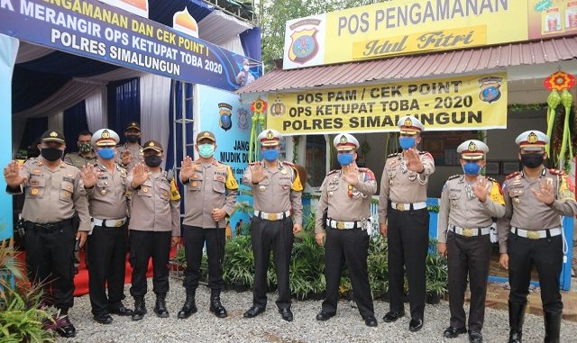 DIREKTUR Lalu Lintas (Dirlantas) Polda Sumut KOMBES (Pol) Ahmad Yamin SIK. MSi melakukan kunjungan kerja ke wilayah Polres Simalungun di Pos Check Point Simpang Dolok Merangir Nagori Dolok Kahean Kecamatan Tapian Dolok Kabupaten Simalungun. Provinsi Sumatera Utara, Jumat (8/5/2020)