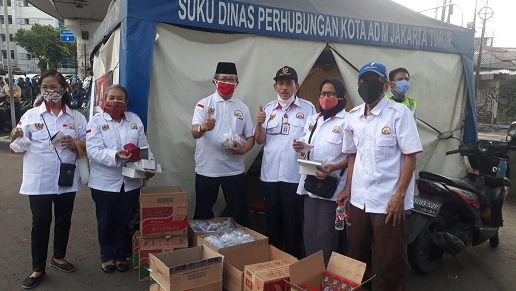 (HIPMIKIMDO) serentak turun kejalan melakukan bakti sosial untuk membagikan 1000 Takjil dan 1000 Masker gratis kepada masyarakat hari Rabu (13/5/2020)