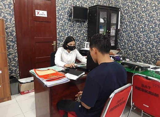 Fatan (21) ditangkap Team Kejahatan Anti Bandit (TEKAB) Sat Reskrim Polres Serdang Bedagai terkait kasus melarikan Melati (nama samaran) (16) gadis dibawah umur juga merupakan warga Pantai Cermin, Kab. Serdang Bedagai, Minggu (17/05/2020)