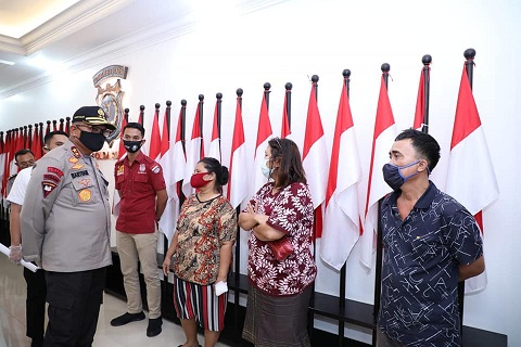 Kapolda Sumut Irjen Pol. Drs. Martuani Sormin M.Si di dampingi Dir Krimum dan Kabid Humas Polda Sumut pimpin release pengungkapan kasus Laporan palsu bertempat di lobby Adhi Pradana Polda Sumut. Jumat (15/05/20)