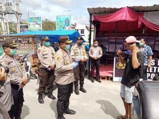 Kapolres Tobasa AKBP Agus Waluyo S.I.K bersama seluruh jajarannya Polres dan Polsek, Jumat (08/05/2020) sekira pukul 09.00 WIB waktu pagi hari, membagikan 150 masker
