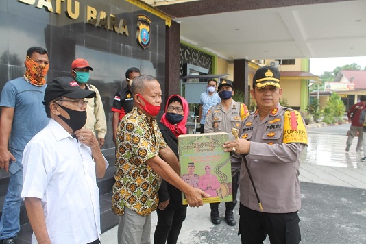 Polres Batu Bara melaksanakan kegiatan Penyerahan Paket Lebaran Kepada Para Insan Pers Kabupaten Batu Bara dari Kapolres Batu Bara AKBP Ikhwan Lubis SH MH, pada Hari Kamis Tanggal 14 Mei 2020, Pukul 14.30 Wib