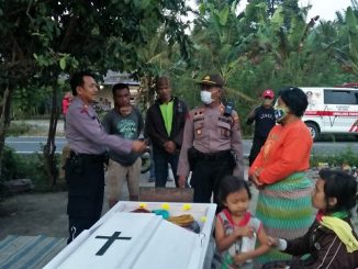 Almarhum Kesnawati Sinaga meninggal karena penyakit menua dan di duga di picu penyakit asam lambung.