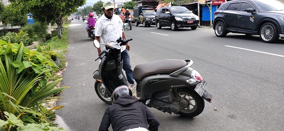 Tidak menggunakan masker keluar rumah, Seorang pria dihukum push up