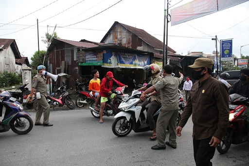 Gugus Tugas Percepatan Penanganan Covid-19 Kota Pematangsiantar menggelar patroli dan sosialisasi protokol kesehatan kepada masyarakat demi pencegahan penyebaran Covid-19, Kamis (14/5/2020).