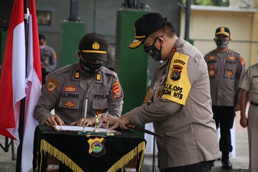 Kapolda NTB Irjen Pol. Mohammad Iqbal.S.I.K.,M.H.,memimpin langsung serah terima jabatan Karo SDM Polda NTB, Dirresnarkoba Polda NTB dan Kapolres Lombok Tengah pada Jumat pagi tanggal 29 Mei 2020 pukul 08.30 wita bertempat di Lapangan Tenis Polda NTB.