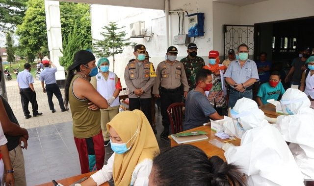 KAPOLRES Simalungun AKBP Heribertus Ompusunggu SIK.MSi bersama perwakilan Gugus Tugas Percepatan Penanganan Penyebaran Covid 19 serta Dinas Kesehatan Kabupaten Simalungun