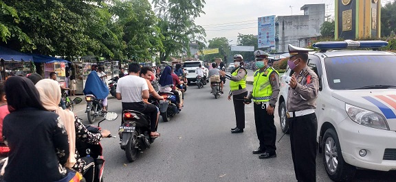 Sabtu (16/05/2020), Jam 16.30 sampai 18.30 Wib, Personil Lantas menjaga arus lalulintas, hindari kemacetan yang terjadi jalang buka puasa.