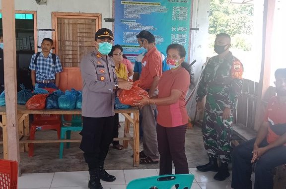 Kapolsek Balige AKP JP Aruan SE melaksanakan giat pembagian sembako bekerjasama dengan Anak Balige dan Anak Rantau pada hari Senin (11/05/2020) sekira pukul 10.30 WIB