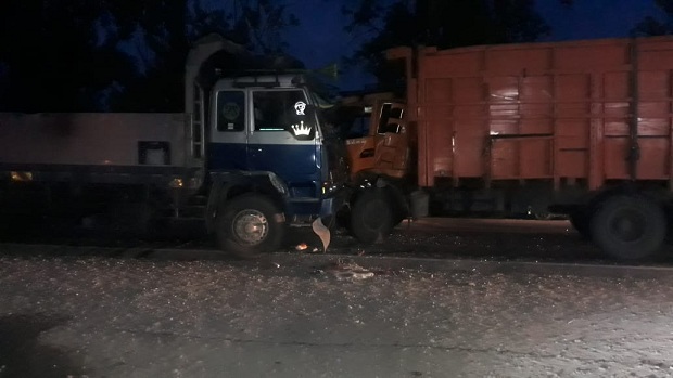 Peristiwa kecelakaan truk Fuso kontra truk Tronton terjadi di Jalintas Sumetera (Jalinsum), Medan-Tebing KM 39-40, tepatnya Dusun I, Desa Pematang Sijonam, Kec. Perbaungan Kab. Serdang Bedagai, Jumat (22/5/ 2020) sekira pukul 18.00 WIB.