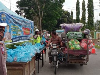 Satlantas Polres Sergai kembali membagikan Takjil "Drive Thru" sebanyak 400 bungkus kepada pengendara dan masyarakat yang melintas di Jalinsum Medan - Tebingtinggi, depan Mako Polres Sergai.