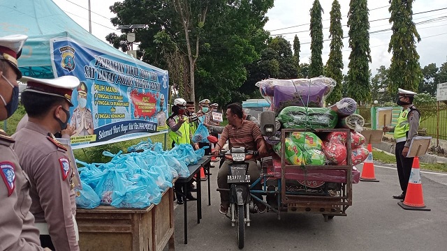 Satlantas Polres Sergai kembali membagikan Takjil "Drive Thru" sebanyak 400 bungkus kepada pengendara dan masyarakat yang melintas di Jalinsum Medan - Tebingtinggi, depan Mako Polres Sergai.